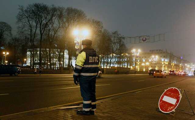 В Москве автомобиль съехал в Яузу и попал на видео