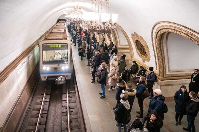 В московском метро пассажир украл телефон и пытался сбежать с ним в тоннель