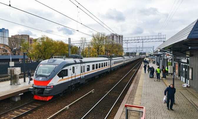 В Москве электричка сбила человека и нарушила график движения поездов