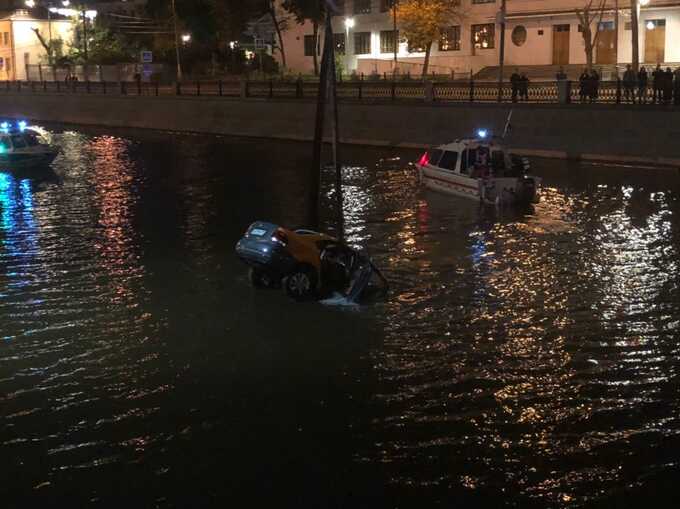 В Москве каршеринговый автомобиль упал в реку