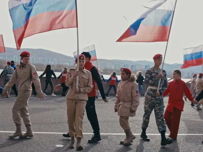 В Красноярске агитировали на контрактную службу в День народного единства