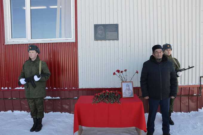 Учитель в Тюменской области потребовал убрать мемориальную доску