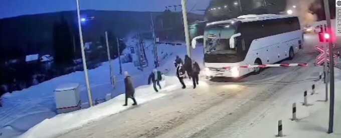 В Иркутской области поезд чуть не столкнулся с автобусом