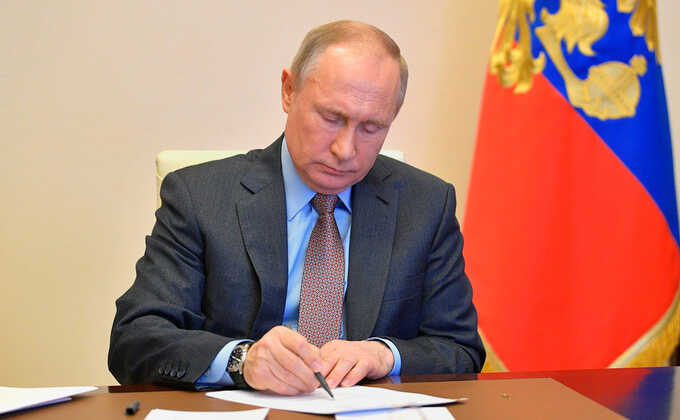 Путин продлил период легализации иностранных граждан в России до 10 сентября