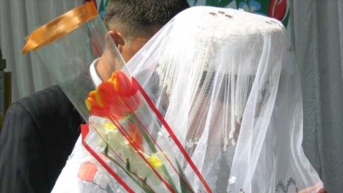 В Туркменистане родные жениха устроили проверку девственности невесты в первую брачную ночь