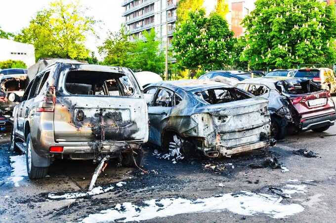 В Пурвциемсе сгорели семь автомобилей — полиция выясняет причины происшествия