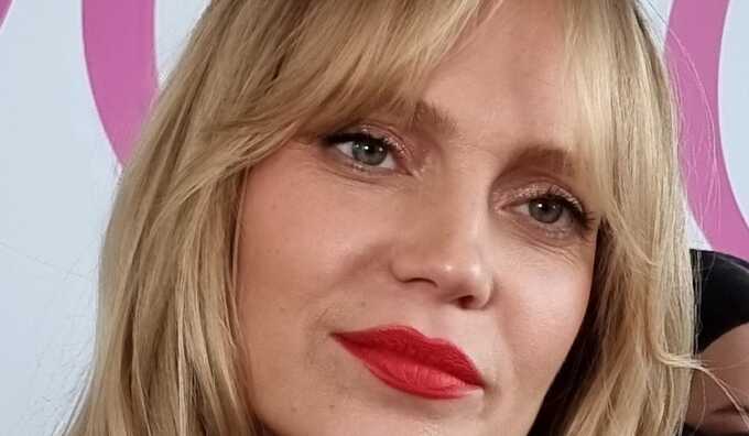Глюкоза снова привлекла внимание, появившись в Грибоедовском ЗАГСе с молодым спутником