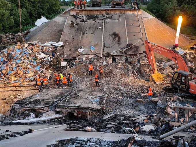 Спасатели разобрали завалы после обрушения моста в Брянской области