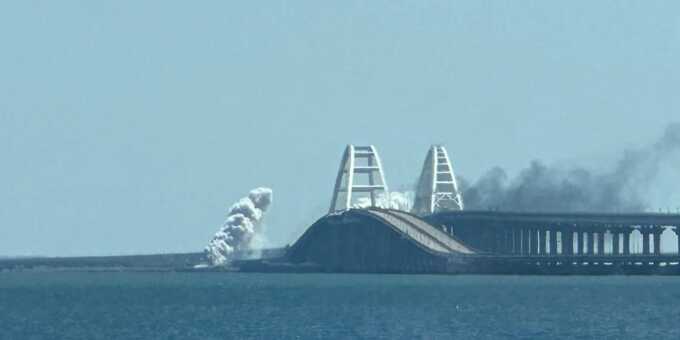 Подводный дрон пробил защиту Крымского моста, но не повредил опору.