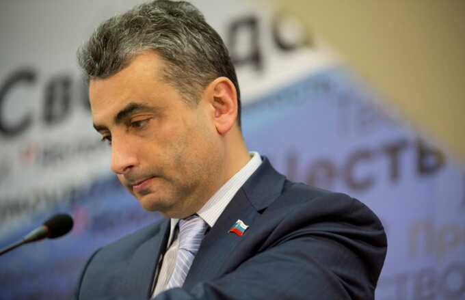 Сотрудники правоохранительных органов провели обыск в квартире Шлосберга в рамках дела о дискредитации армии