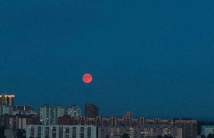 Над Россией появилась редкая луна — событие, которое происходит один раз в 18 лет
