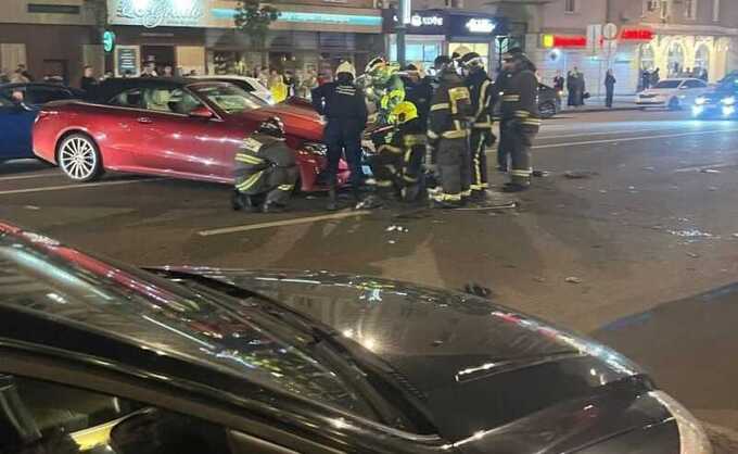 В Воронеже автомобиль Mercedes, принадлежащий депутату Яцкину, столкнулся с маршруткой
