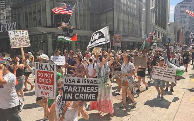 Сотни людей в США и Европе вышли на протест против удара, нанесенного Трампом по Ирану