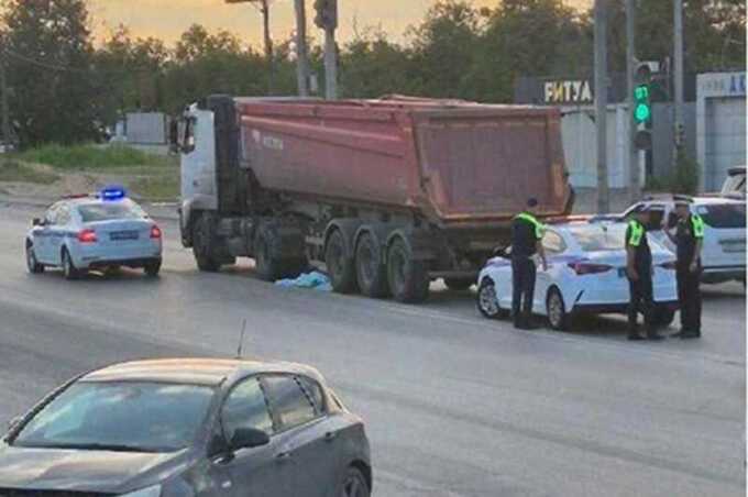 В Волгограде грузовик смертельно сбил женщину
