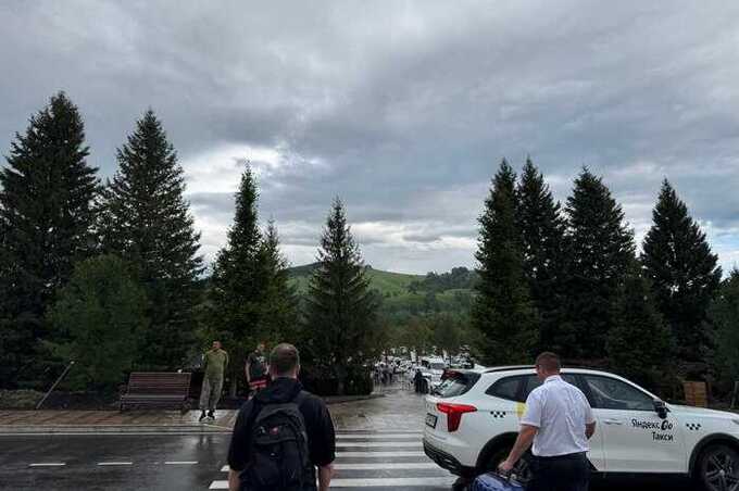 Греф и Минченко прилетели на Алтай на бизнес-джете и поругались с таксистами