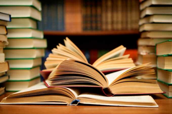 Магазины и онлайн-платформы в России начали предлагать книгу, в которой пропагандируется применение насилия к девушкам