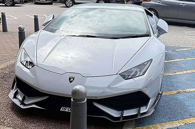 В Барселоне у водителя Lamborghini украли часы на светофоре