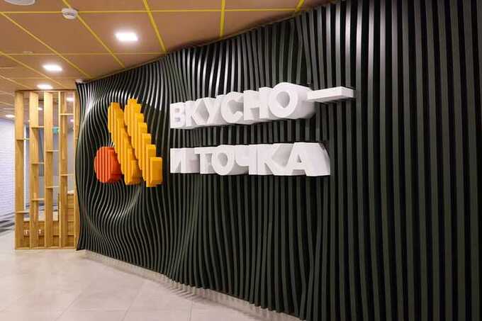 Плюнул в бургер и отдал клиенту: Роспотребнадзор проверит «Вкусно и точка» после плевка в еду