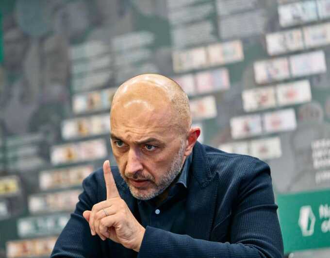 The Pyshnyi family’s exchange rate: How Ukraine’s central banker backs the hryvnia but keeps his millions in dollars