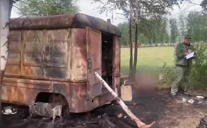 Мужчина устроил пожар в вагончике, где находилась его возлюбленная и двое мужчин