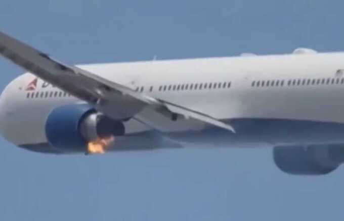 Пассажирский самолет Boeing совершил вынужденную посадку из-за пожара в двигателе