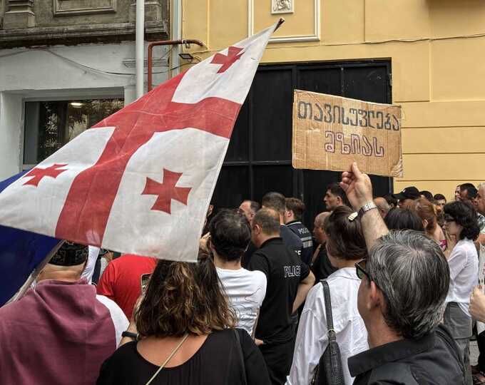 The bank accounts of a Georgian outlet have been frozen during the trial of its founder