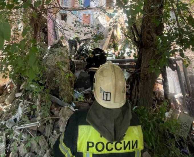 Спасатели эвакуируют жителей после обрушения подъезда в Астрахани