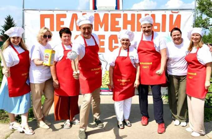 Жители раскритиковали организаторов фестиваля в Грицово за баннер у памятника воинам