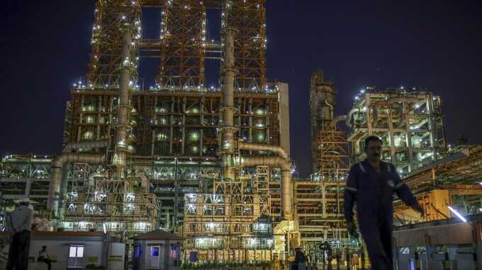 Индия продолжает приобретать российскую нефть, несмотря на угрозы санкций со стороны Трампа