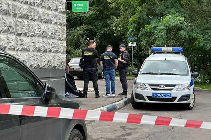 В Москве 18-летний молодой человек нанёс ножевые ранения родителям и сестре, а потом выпрыгнул из окна