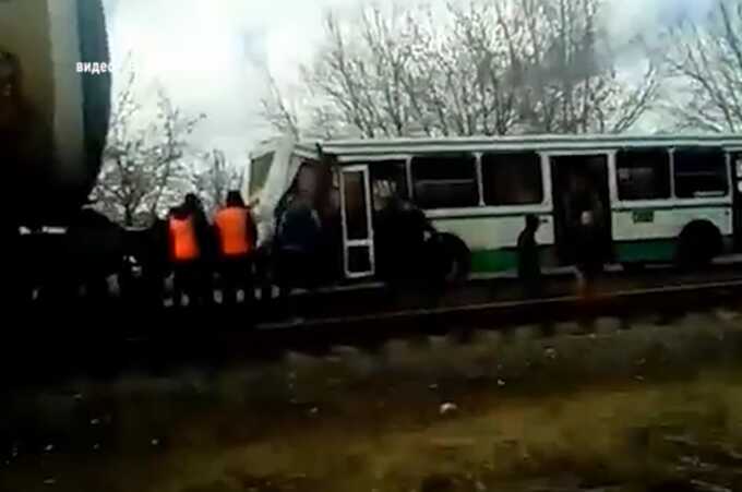 В Ленинградской области поезд столкнулся с автобусом: есть жертвы