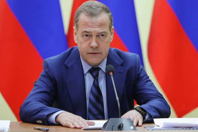 Медведев заявил о планах дальнейших действий после отмены моратория на ракеты средней и меньшей дальности