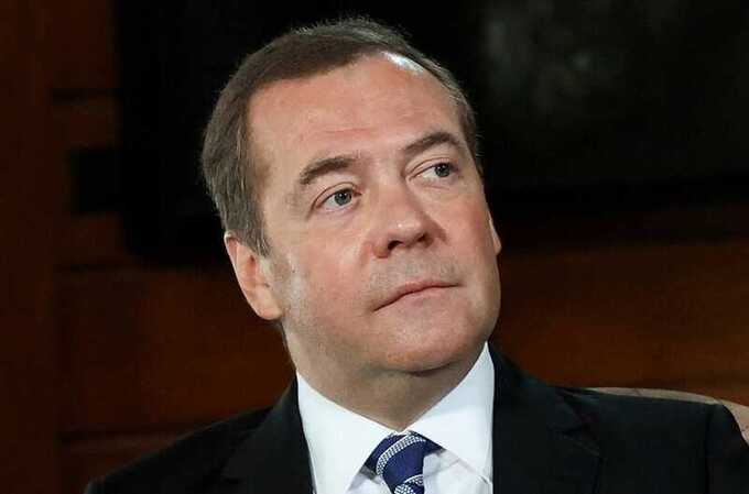 Медведев после длительной паузы призвал Трампа десантировать спецназ на Банковой