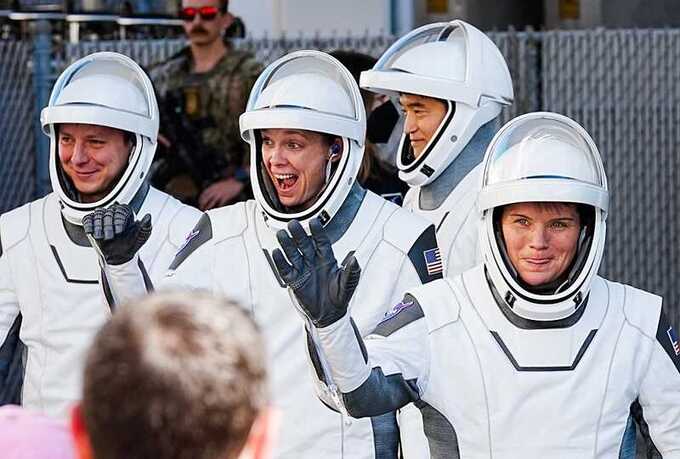 Миссия NASA Crew-10 успешно завершена: четверо астронавтов приводнились в Тихом океане