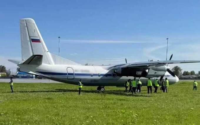 В Тюмени самолет Ан-24 выехал за границы взлетной полосы